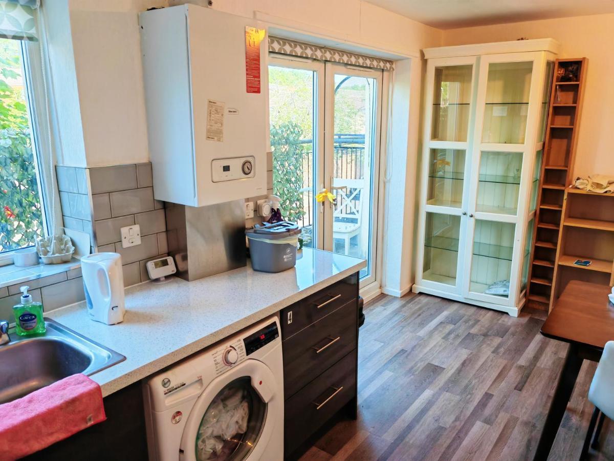Holiday Home Манчестър Екстериор снимка